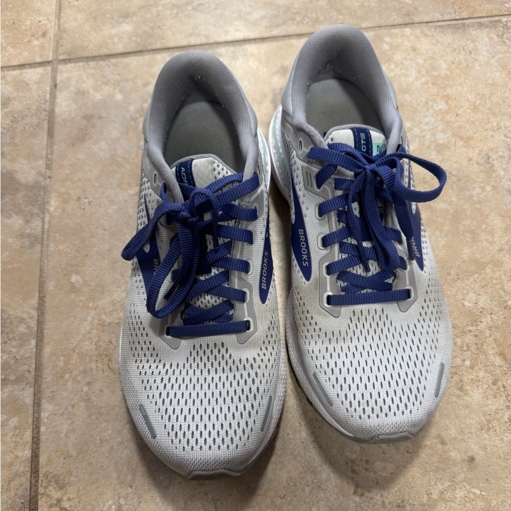 Woman’s Brooks running shoe 7.5 wide